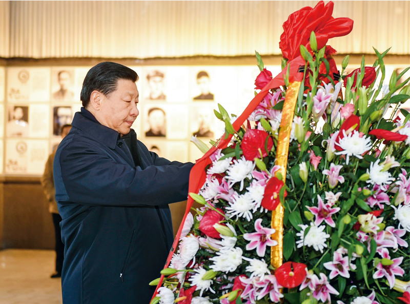 2016年2月1日至3日，中共中央總書記、國家主席、中央軍委主席習(xí)近平來到江西，看望慰問廣大干部群眾和駐贛部隊(duì)。這是2月2日，習(xí)近平在井岡山革命烈士陵園向革命烈士敬獻(xiàn)花籃。 新華社記者 謝環(huán)馳/攝