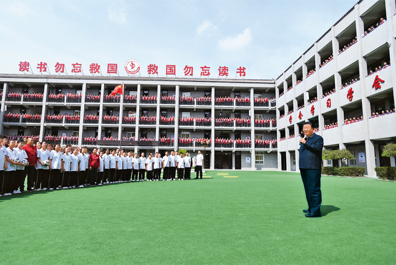 2021年9月13日至14日，中共中央總書記、國家主席、中央軍委主席習(xí)近平在陜西省榆林市考察。這是14日上午，習(xí)近平在綏德實(shí)驗(yàn)中學(xué)考察時(shí)，同師生親切交流。 新華社記者 謝環(huán)馳/攝